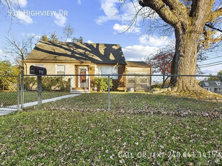916 Highview Dr — Photo 16