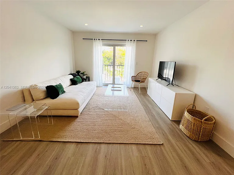 1900 Meridian Ave #306 — Photo 5