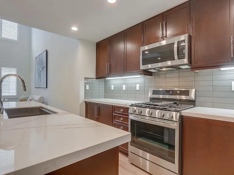 65 Waldorf — Photo 18