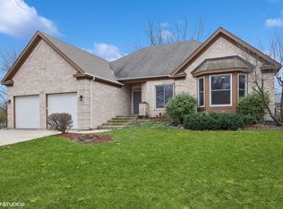 1055 Wedgewood Dr, Crystal Lake, IL 60014