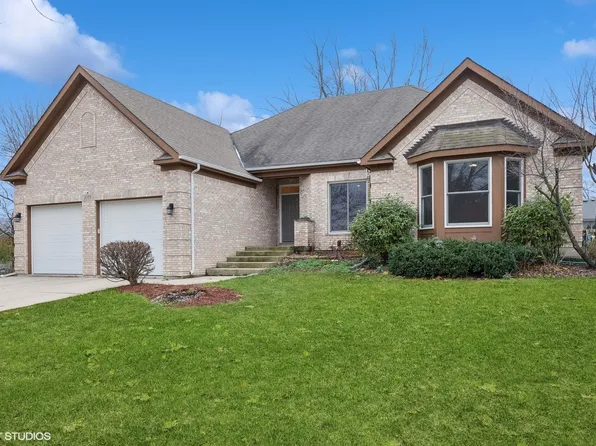 1055 Wedgewood Dr, Crystal Lake, IL 60014