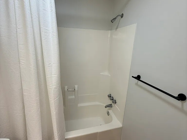 Secondary Bathroom shower/tub (enter from Hallway)