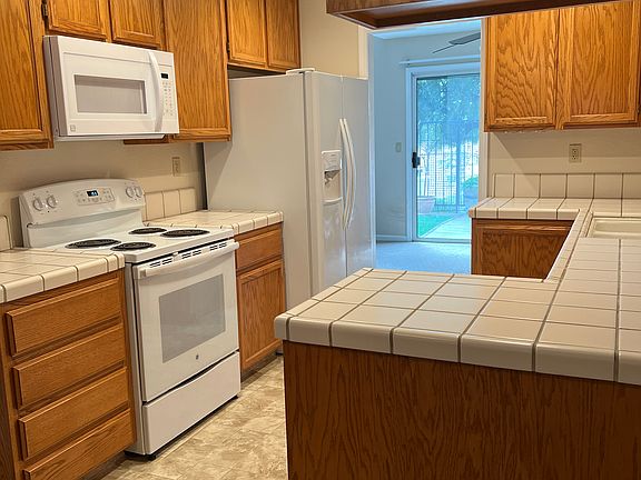 2nd image of 320 Camino Arroyo E