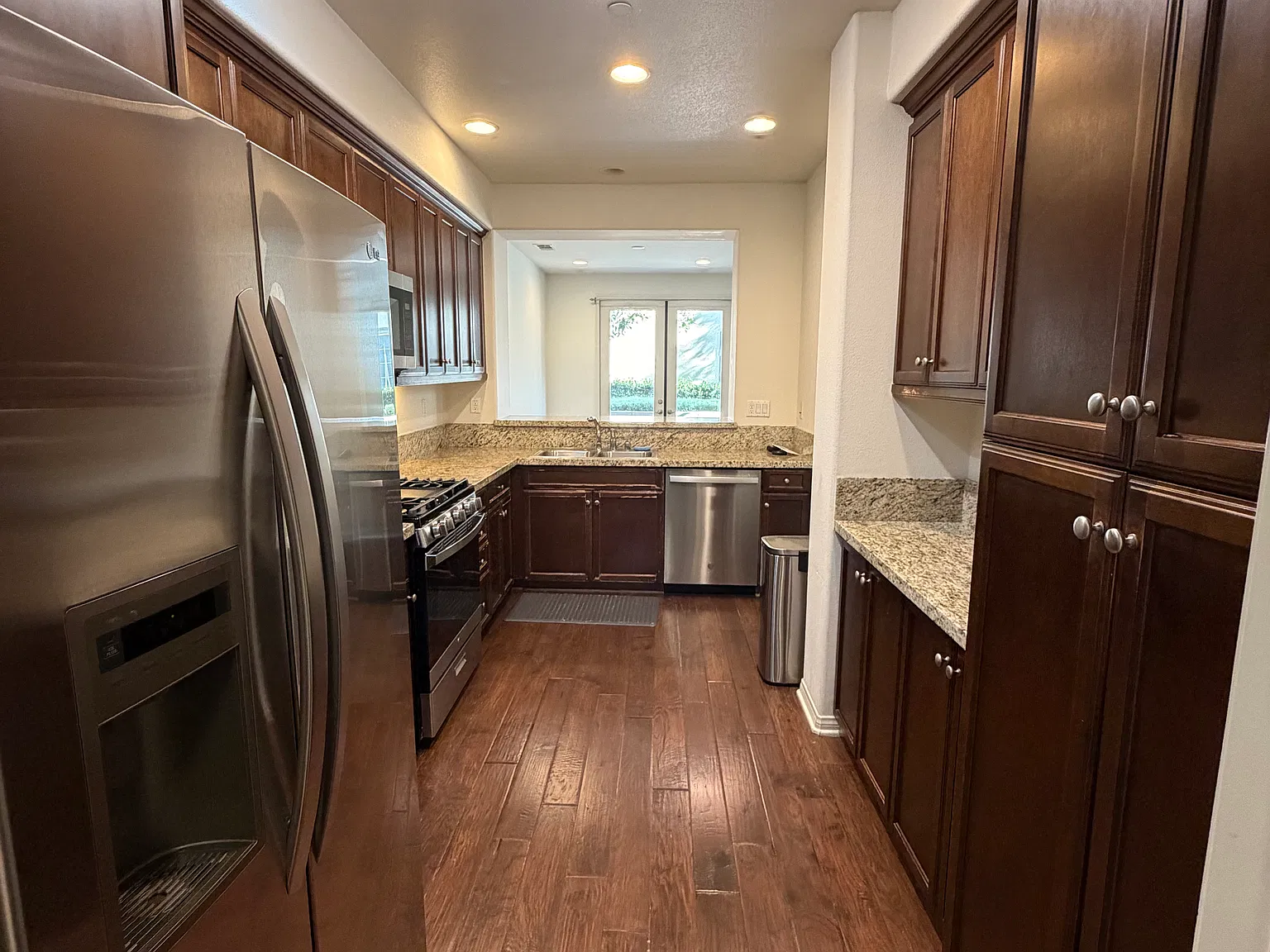 3 bed, 1922 sqft, $4,400 — Photo 3