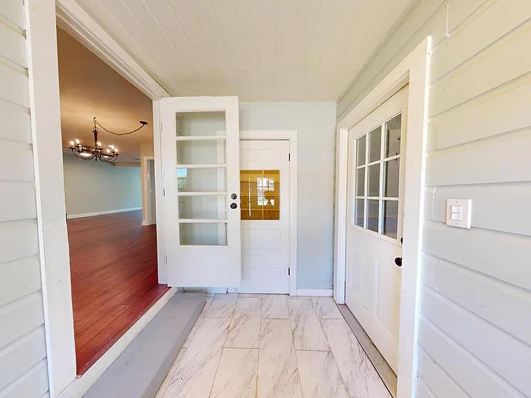 Side/Garage Entry