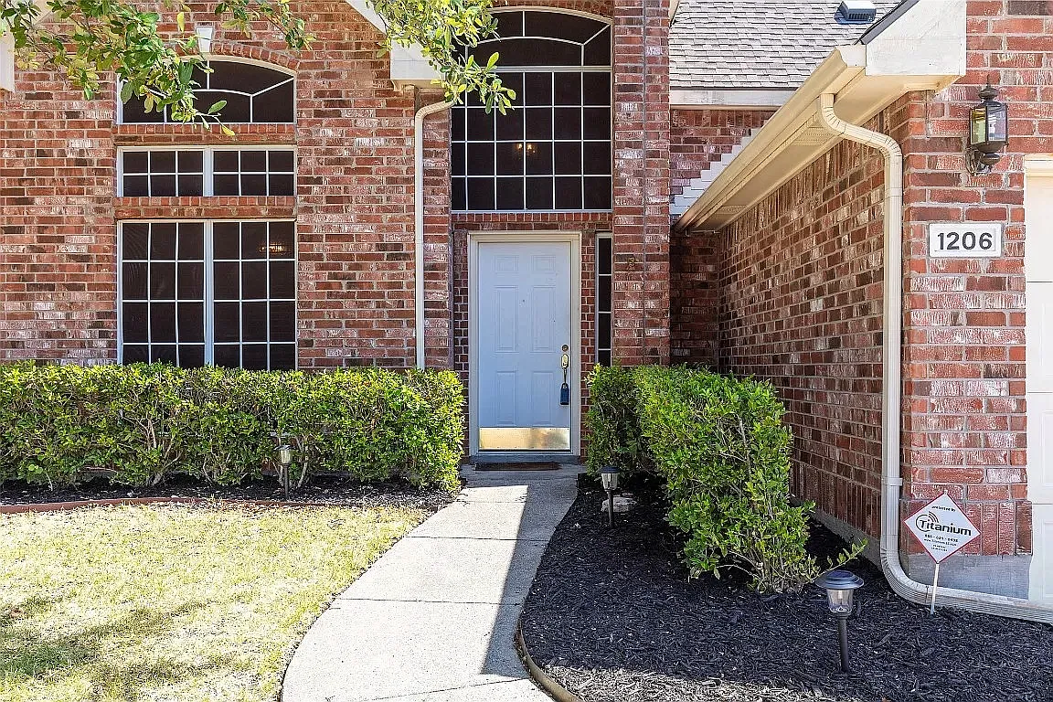 3 bed, 1762 sqft, $2,200 — Photo 2