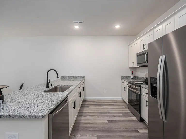 409 E 20th St #13 — Photo 4