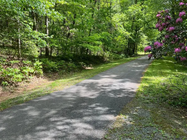 3 Upper Pond Rd, Ellijay, GA 30540