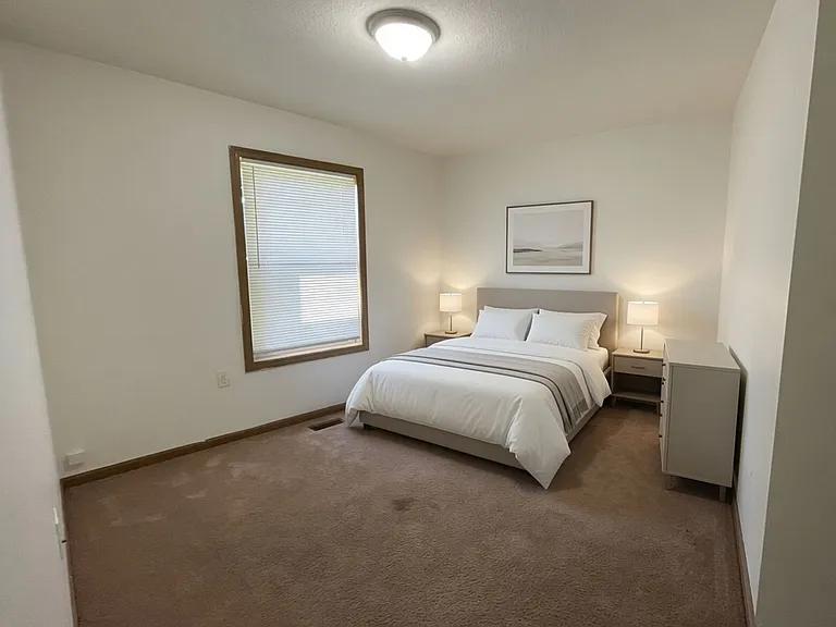 545 W Grand Ave — Photo 4