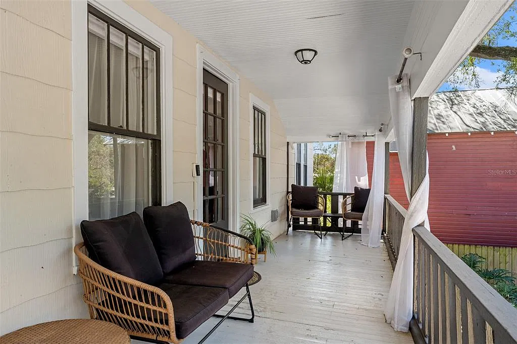 2 bed, 1.0 bath, 996 sqft, $1,350 — Photo 1