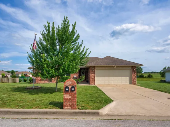 704 W Lake Avenue, Clever, MO 65631