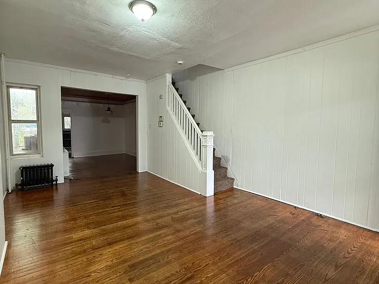 933 Beatty St — Photo 5