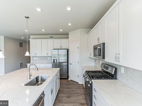 3rd image of 13 Golden Raintree Ct