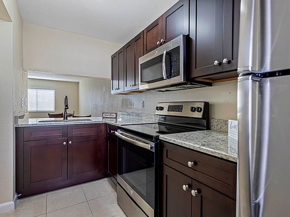 4th image of 5090 Palm Hill Dr #283