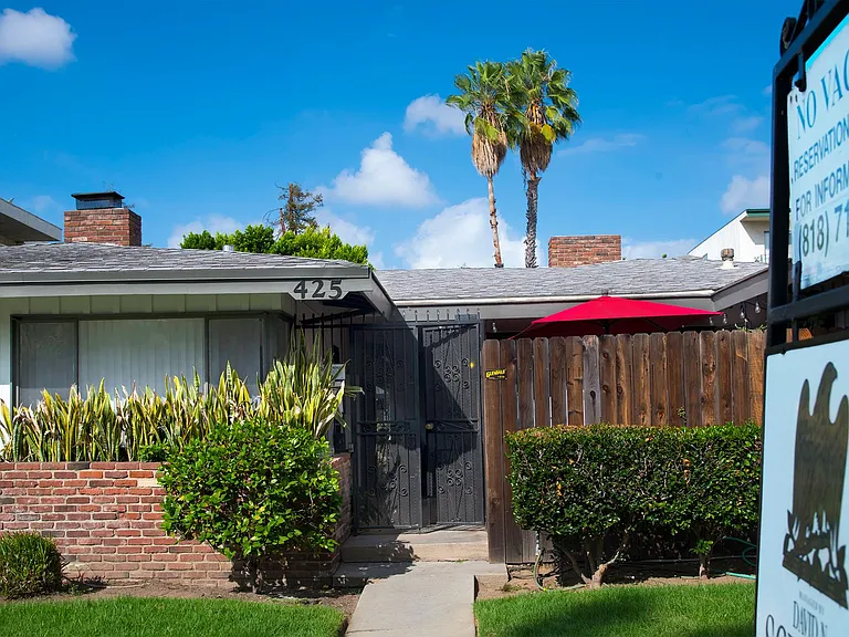 425 S Los Robles Ave — Photo 3
