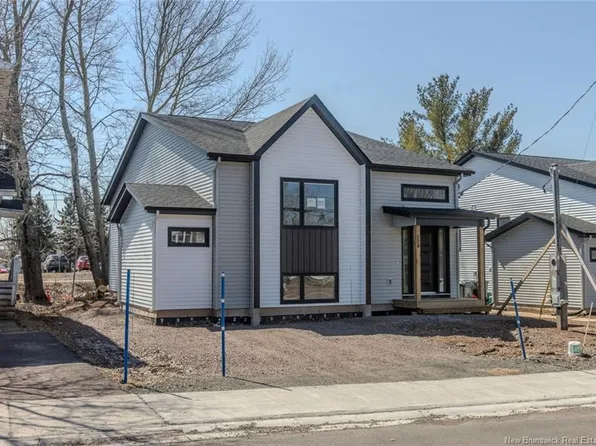 220 Gould St, Dieppe, NB E1A 1V1
