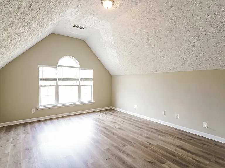 1902 Champlain Dr — Photo 15