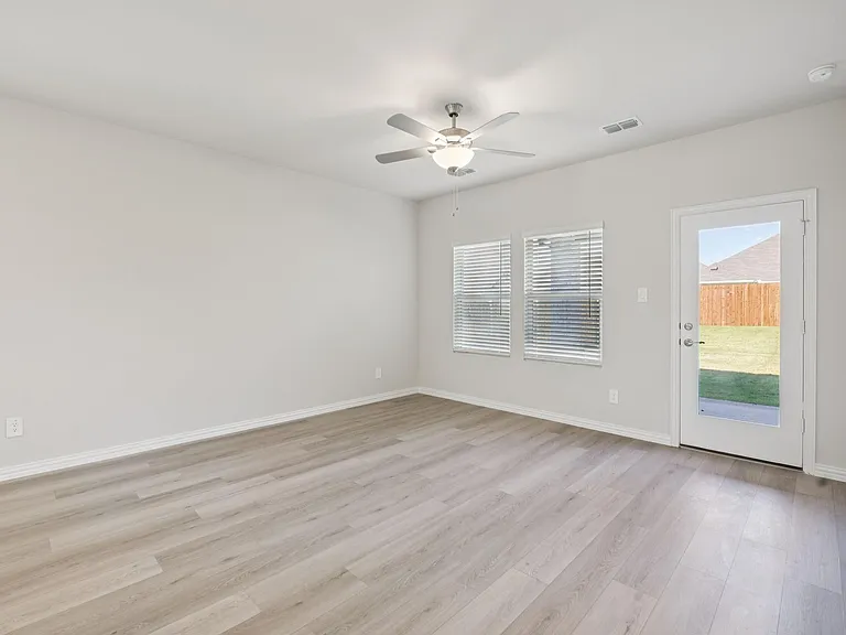 717 Leavenworth Dr — Photo 12