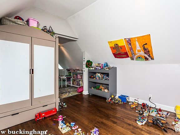 2nd image of 828 W Buckingham Pl #628