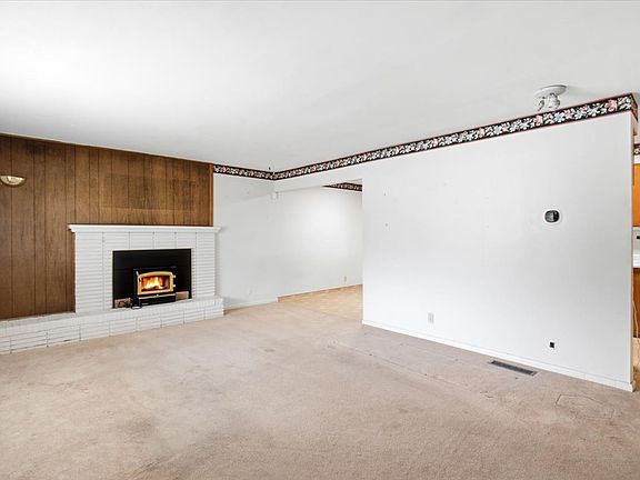 5th image of 1095 41st St