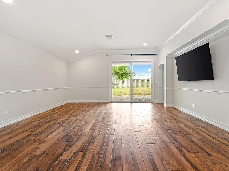 17735 Carver Ave — Photo 12