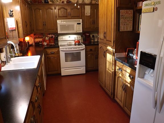 3rd image of 4 Loch Lomond Dr