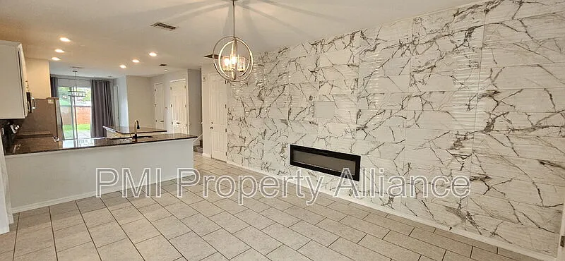 6 bed, 3.5 bath, 2483 sqft, $2,600 — Photo 3