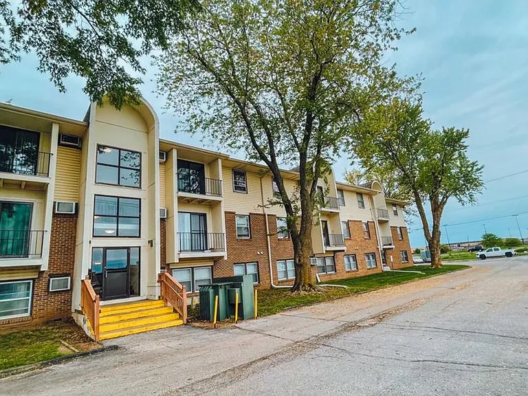 ONE & TWO BEDROOM APARTMENTS IN ANKENY! — Photo 2