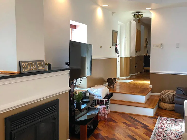 Living room w/working fireplace