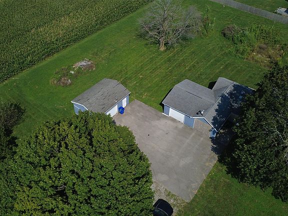 5th image of 904 E Center Rd