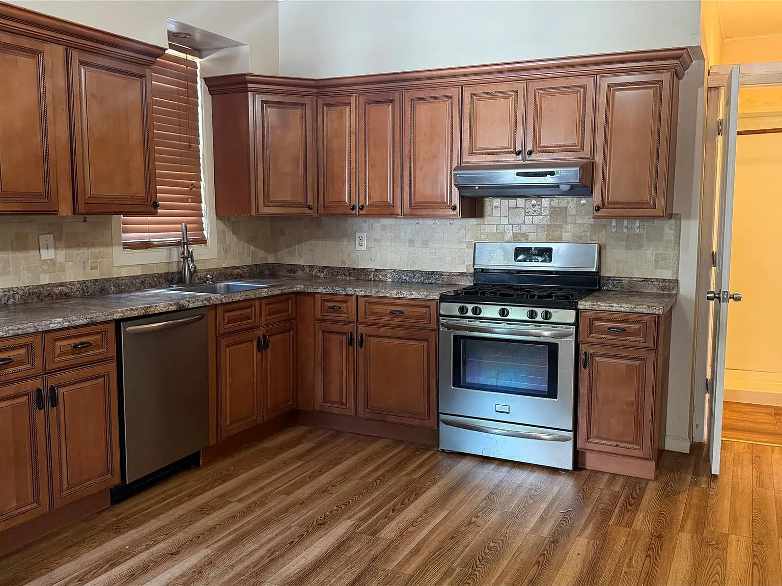 2 bed, 1.0 bath, 1200 sqft, $1,900 — Photo 2