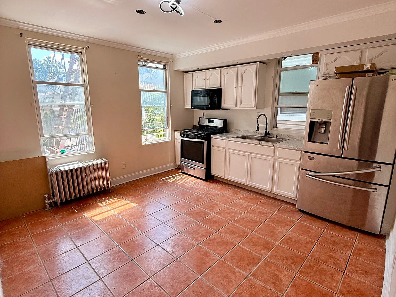 3 bed, $2,400 — Photo 2