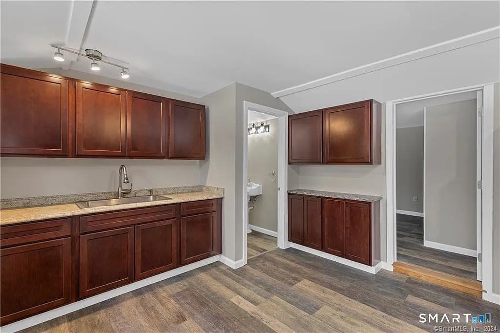 2 bed, 1.0 bath, 960 sqft, $2,550 — Photo 2