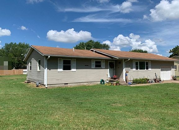 3rd image of 2405 Lincoln Dr