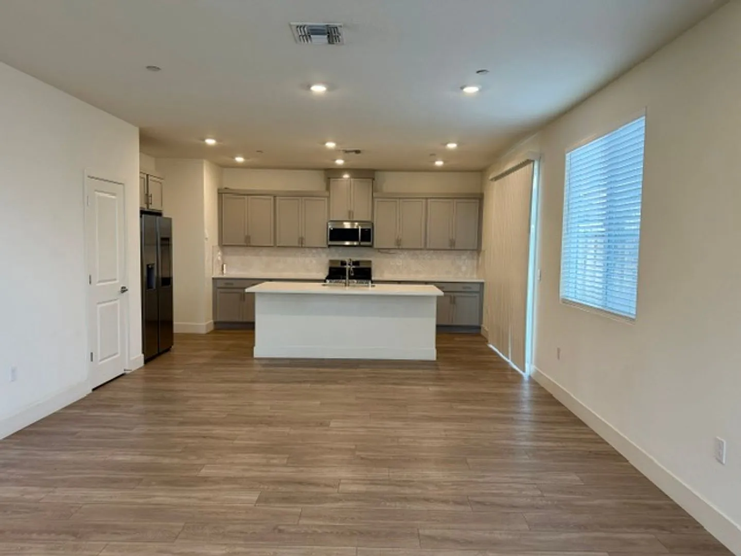 4 bed, 2242 sqft, $2,950 — Photo 4