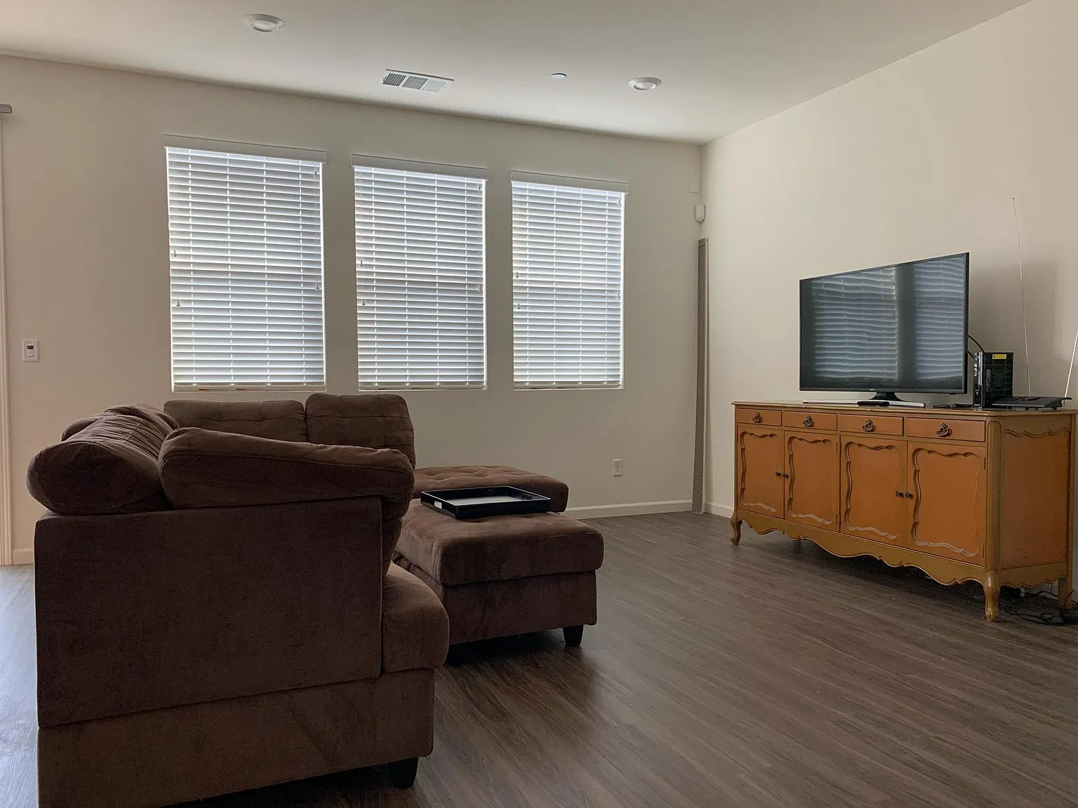3 bed, 1996 sqft, $3,000 — Photo 2