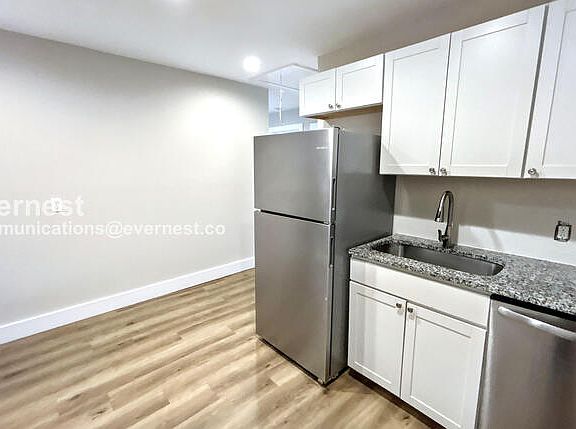 5th image of 1732 17th Ave N #B