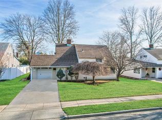 31 Link Ln, Hicksville, NY