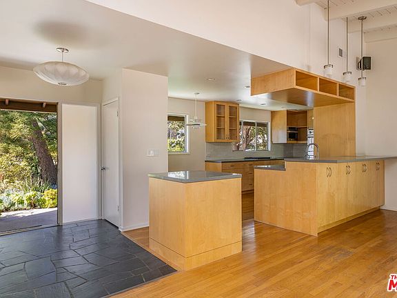 3rd image of 1362 Marinette Rd