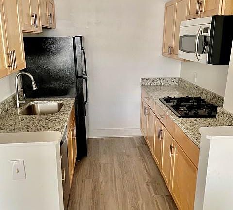 4th image of 600 E 8th St APT 4P