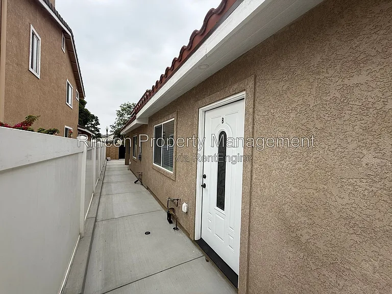 921 Aurora Dr #B — Photo 2
