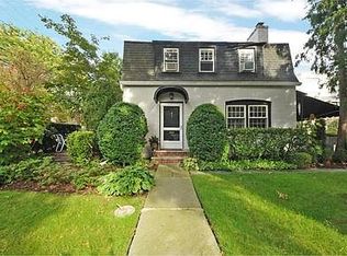 19 Barstow Rd #COTTAGE, Great Neck, NY 11021