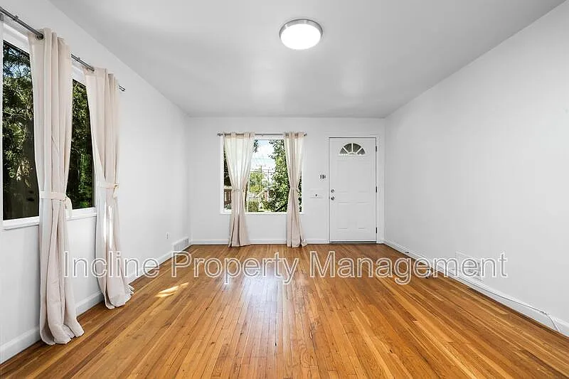 4 bed, 2.0 bath, 1582 sqft, $3,000 — Photo 3