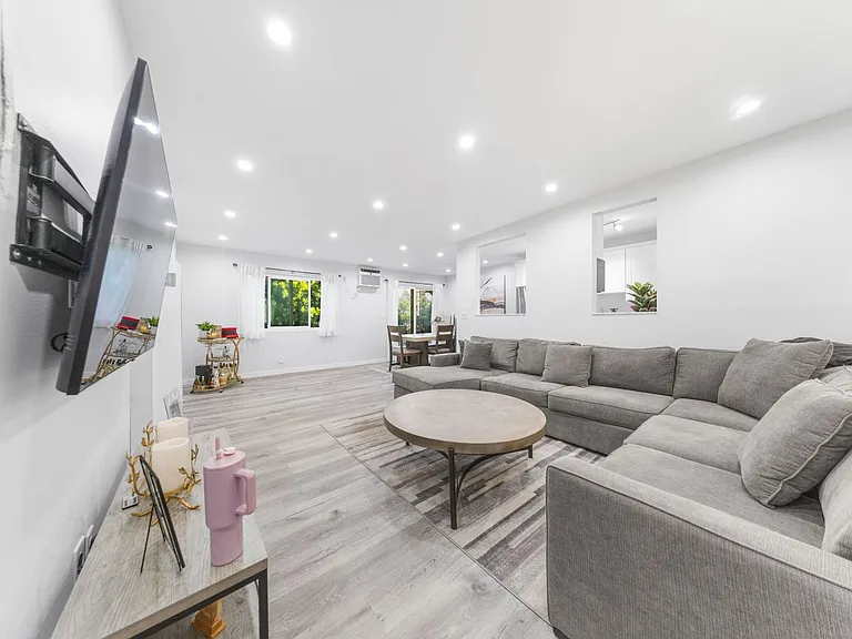3010 Montrose Ave #26 — Photo 15