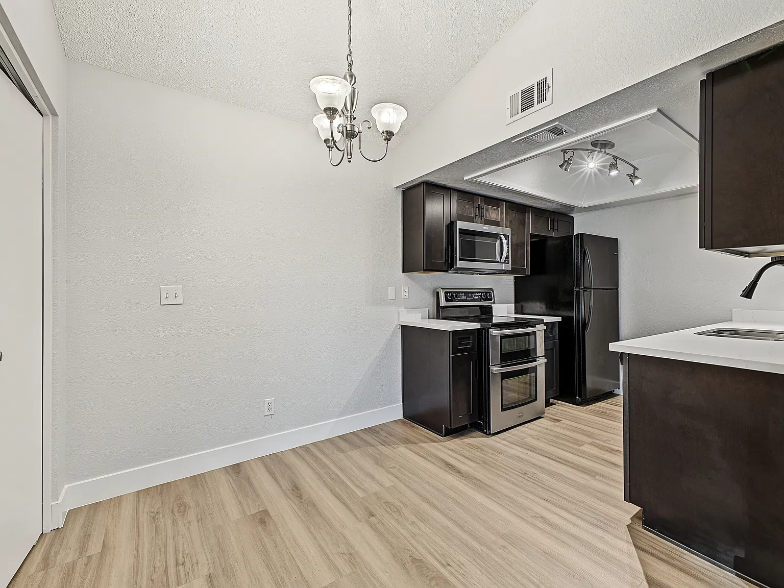 2 bed, 849 sqft, $1,675 — Photo 4