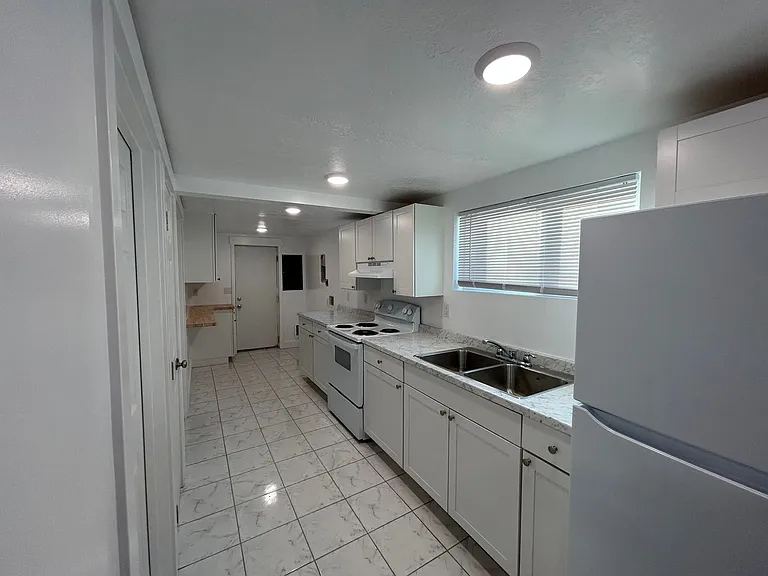 350 N Main St #B — Photo 4