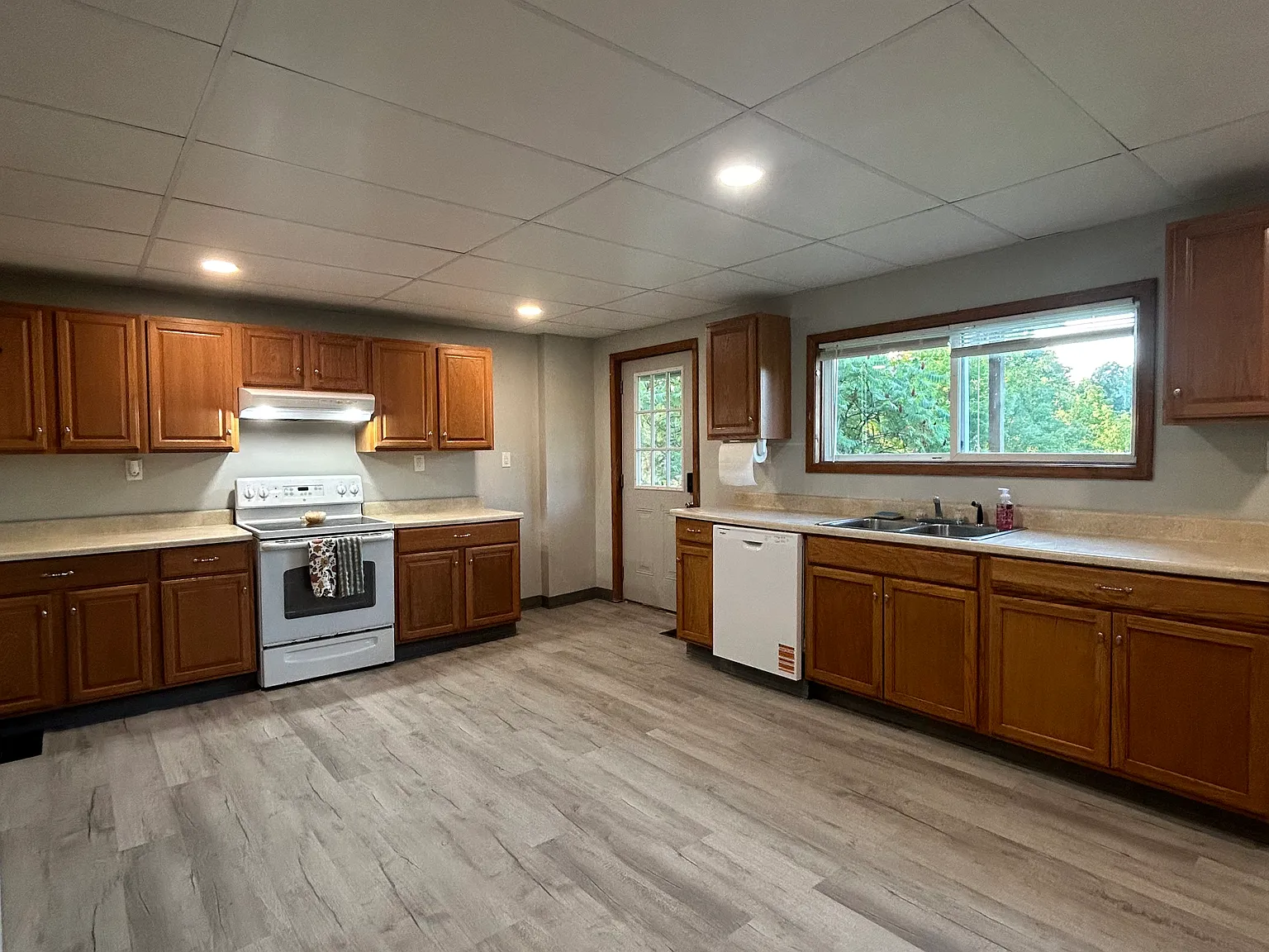 3 bed, 1800 sqft, $1,100 — Photo 2