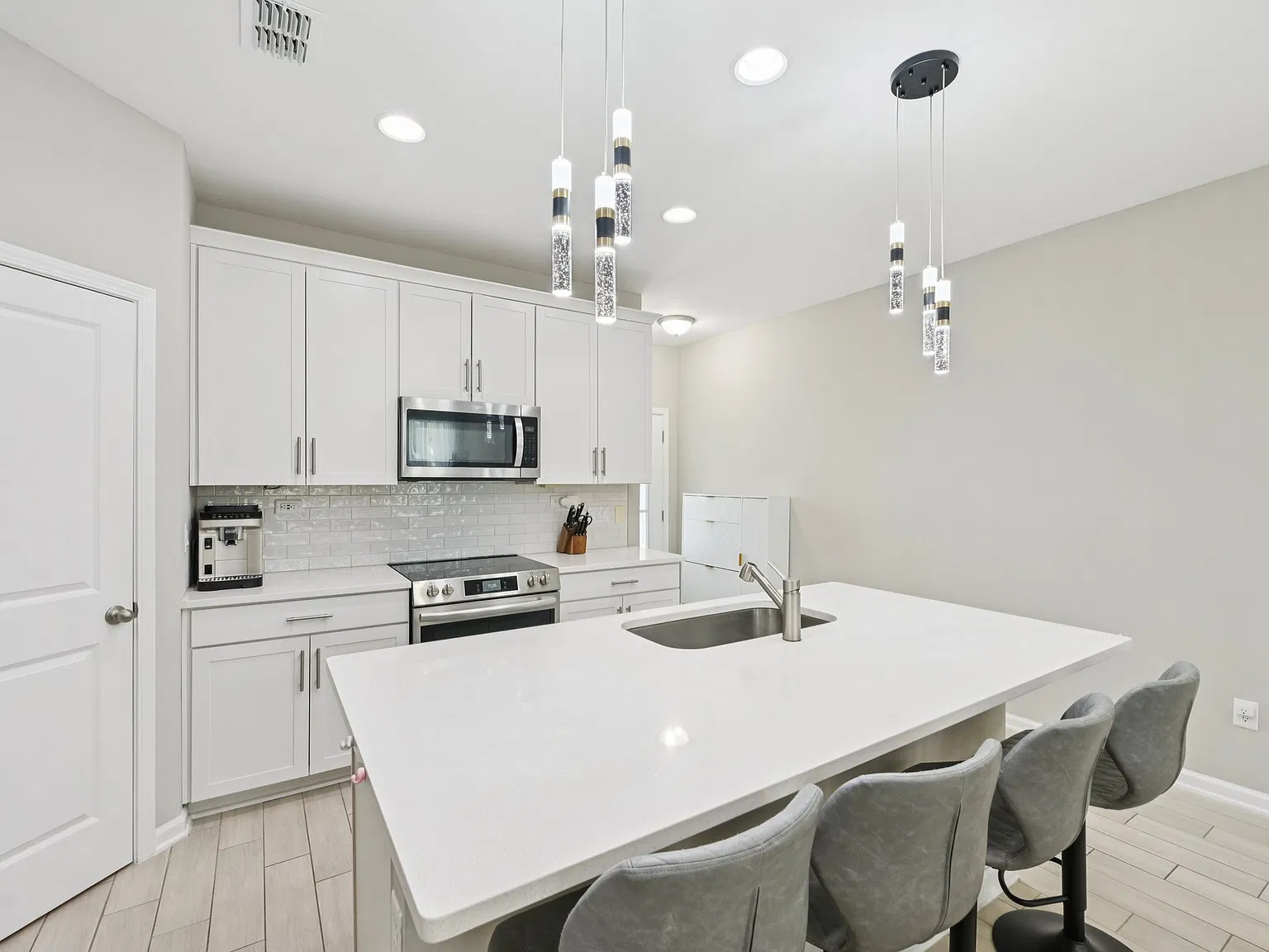 2 bed, 1364 sqft, $2,650 — Photo 4