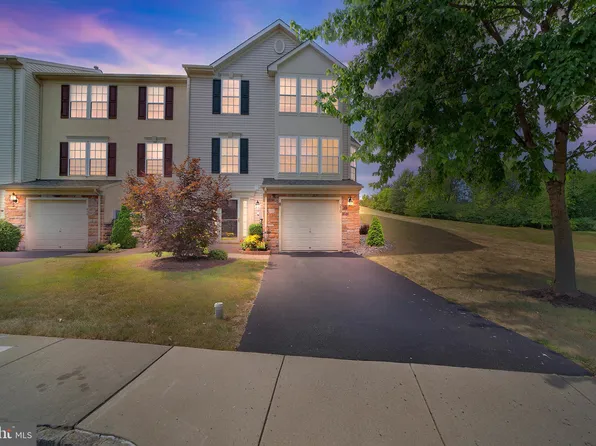 210 Creekside Dr, Pottstown, PA 19464