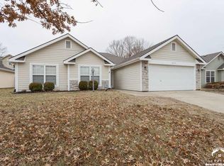 527 N Salsbury Ct, Lawrence, KS 66049